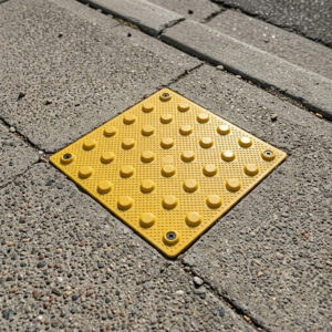 piso podotáctil alerta cuadrado amarillo 4