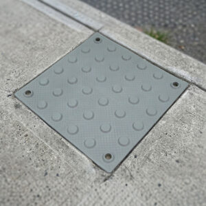 piso podotáctil gris cuadrado 1
